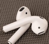 Mesh Hitam Di Sisi AirPods Bukan Speaker, Ternyata Jalur Napas Audio Dan ANC
