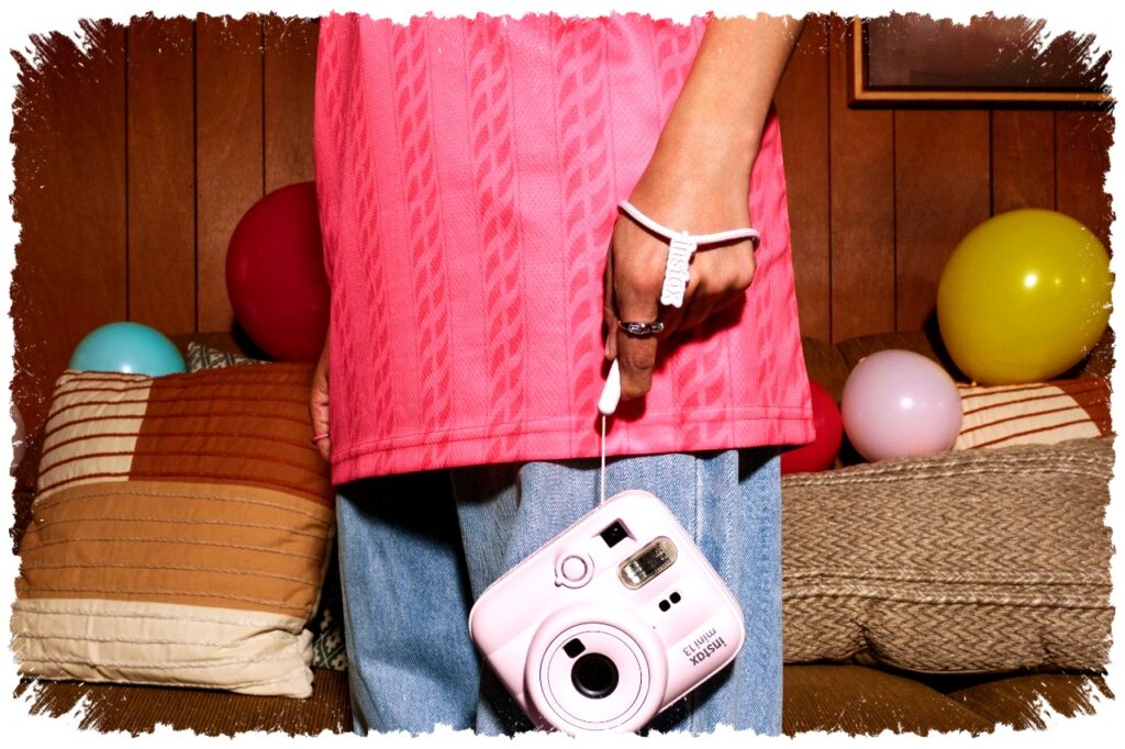 Selfie Lebih Stabil di Instax Mini 13, Timer 2 Detik Bikin Hasil Tetap Tajam