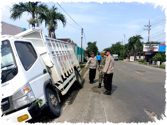 Motor Nyalip dari Kiri, Truk Kopdes Pelat Sementara Terperosok ke Selokan