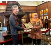 Khofifah Sambut Dubes Tiongkok, Menuju Groundbreaking Pabrik Melamin Raksasa di Gresik Khofifah Sambut Dubes Tiongkok, Menuju Groundbreaking Pabrik Melamin Raksasa di Gresik