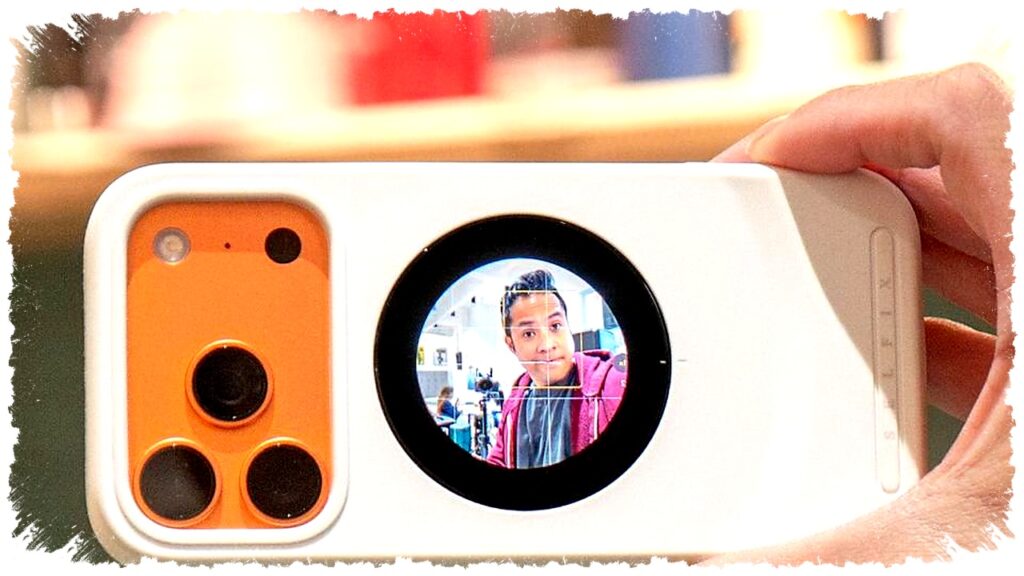 Case iPhone Ini Mengubah Kamera Belakang Jadi Alat Vlog, Selfie Jadi Lebih Serius