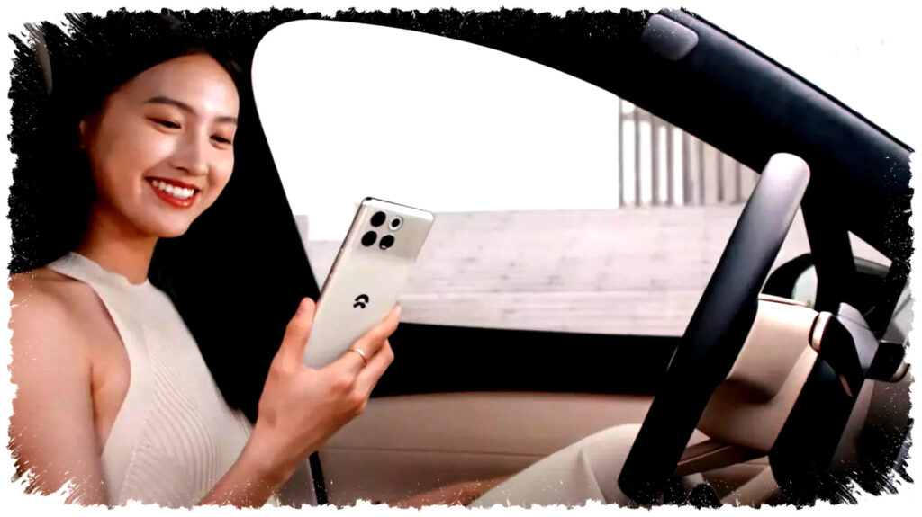 Remaja Kini Bukan Cuma Chatting, Mereka Rekam TikTok Saat Mengemudi
