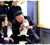 Kim Jong Un Pamer Sisi Lembut di Pet Shop Pyongyang, Putrinya Memeluk Anak Anjing dan Kucing