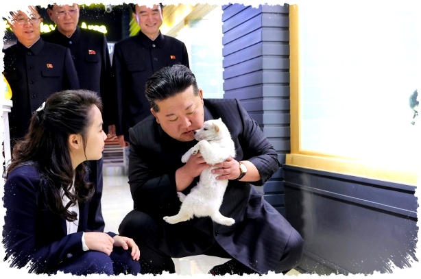 Kim Jong Un Pamer Sisi Lembut di Pet Shop Pyongyang, Putrinya Memeluk Anak Anjing dan Kucing