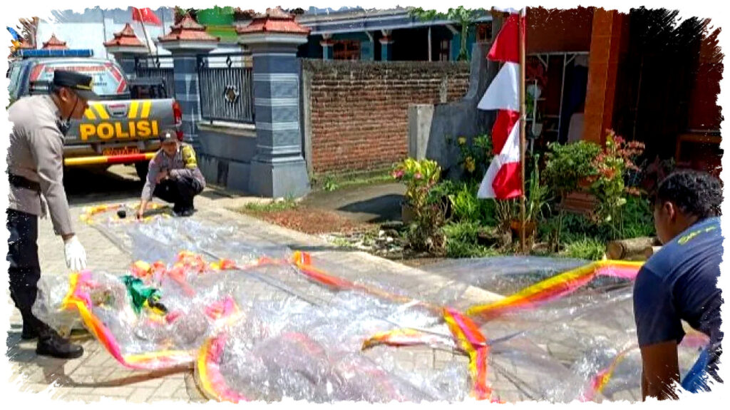 Balon Udara Berpetasan Jatuh di Tulungagung, Atap Rumah Warga Rusak dan Warga Panik