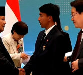 Gestur Bangga Prabowo pada Sugianto, PMI Penyelamat 7 Lansia Korsel di Blue House