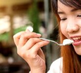 Jangan Minum Yogurt Saat Perut Kosong, Waktu Ini Justru Bikin Probiotik Lebih Maksimal Jangan Minum Yogurt Saat Perut Kosong, Waktu Ini Justru Bikin Probiotik Lebih Maksimal