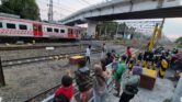 Senja Di Lempuyangan, Kereta Lewat Dan Warga Menunggu Dengan Hati-Hati