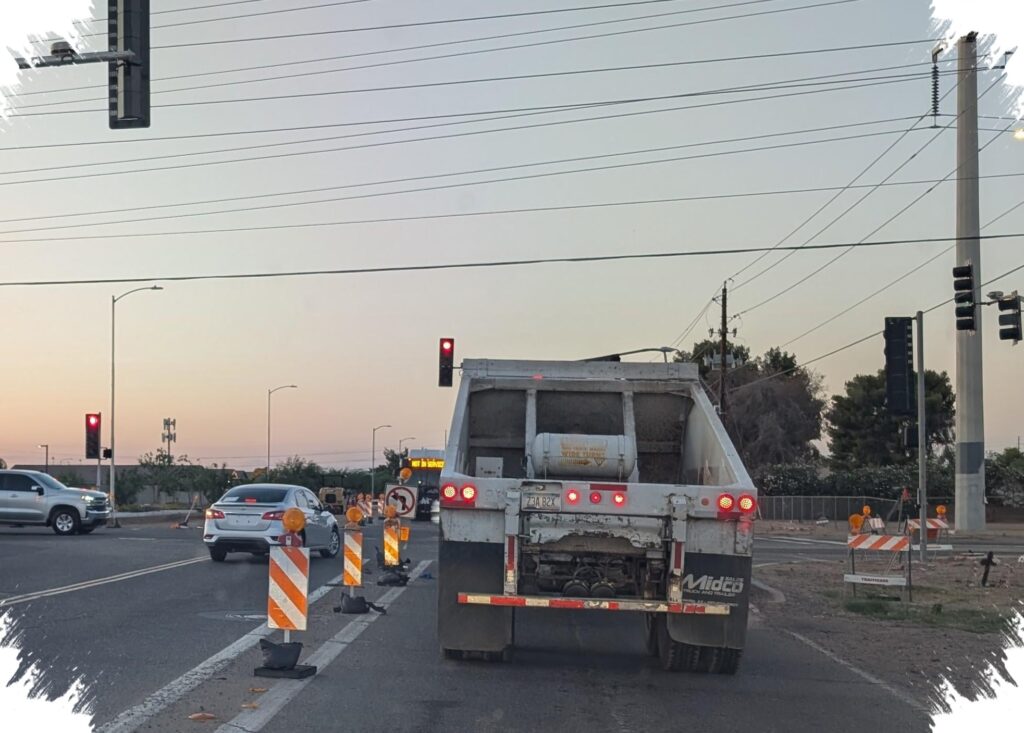 Dua SUV Raksasa Ribut di Lampu Merah, Hasilnya Cuma Dents dan Kebodohan yang Sama