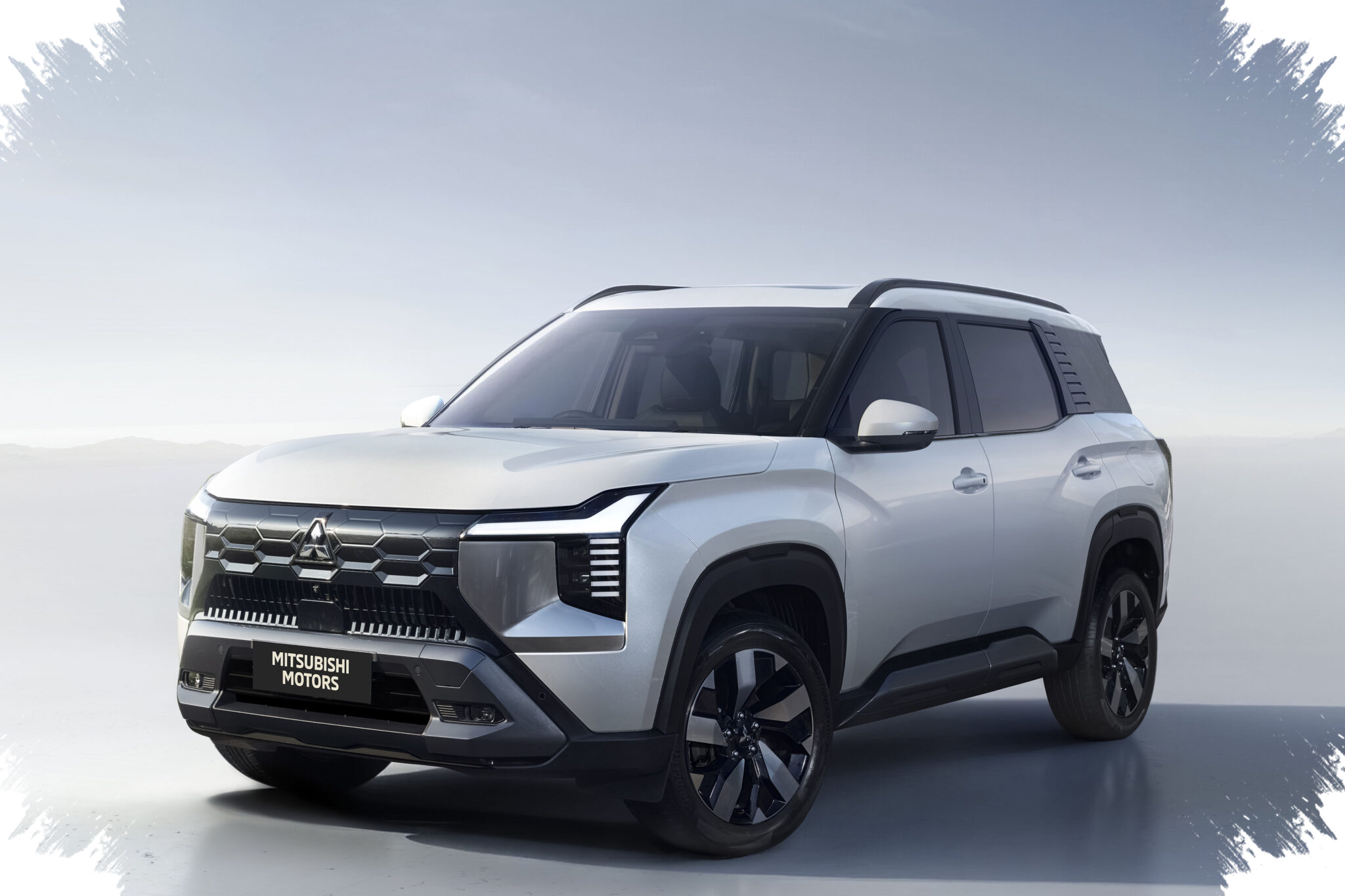 Mitsubishi Destinator dan Xforce Naik Kelas, Sentuhan Glossy Ini Bikin SUV Terlihat Lebih Mewah