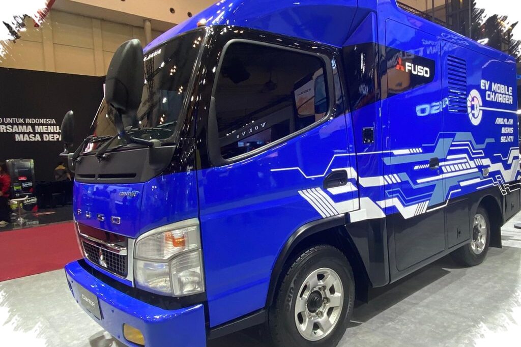 KTB Fuso Serahkan eCanter ke Takari, Sewa Rp35 Juta Per Bulan Buka Jalan Truk Listrik