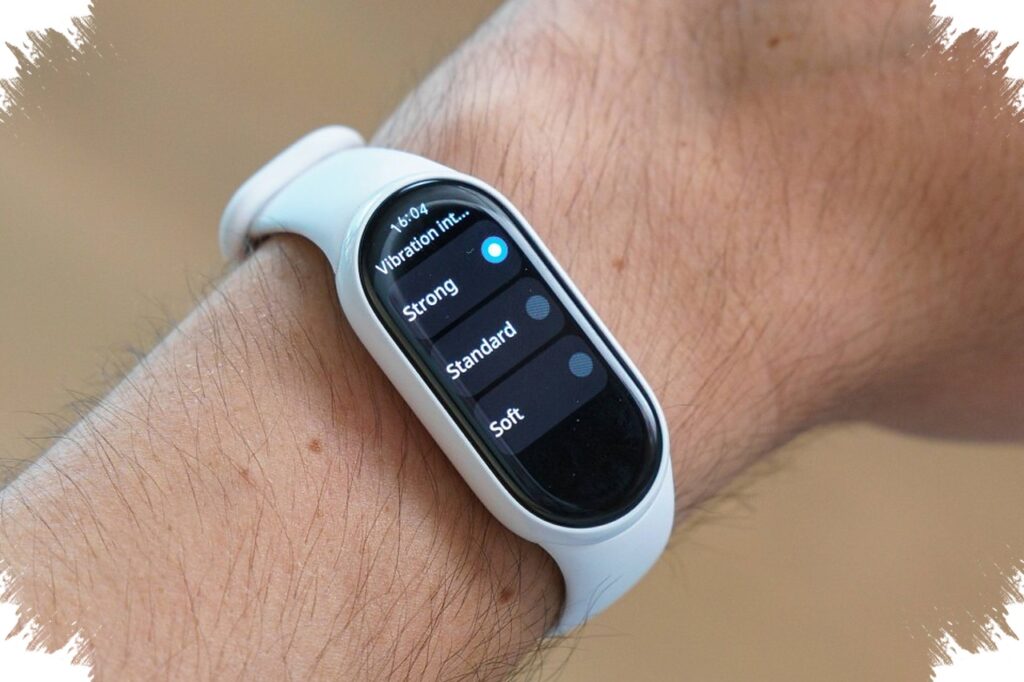 Xiaomi Smart Band 10 Pro Disebut Meluncur Mei, Varian Keramik Putihnya Langsung Mencolok