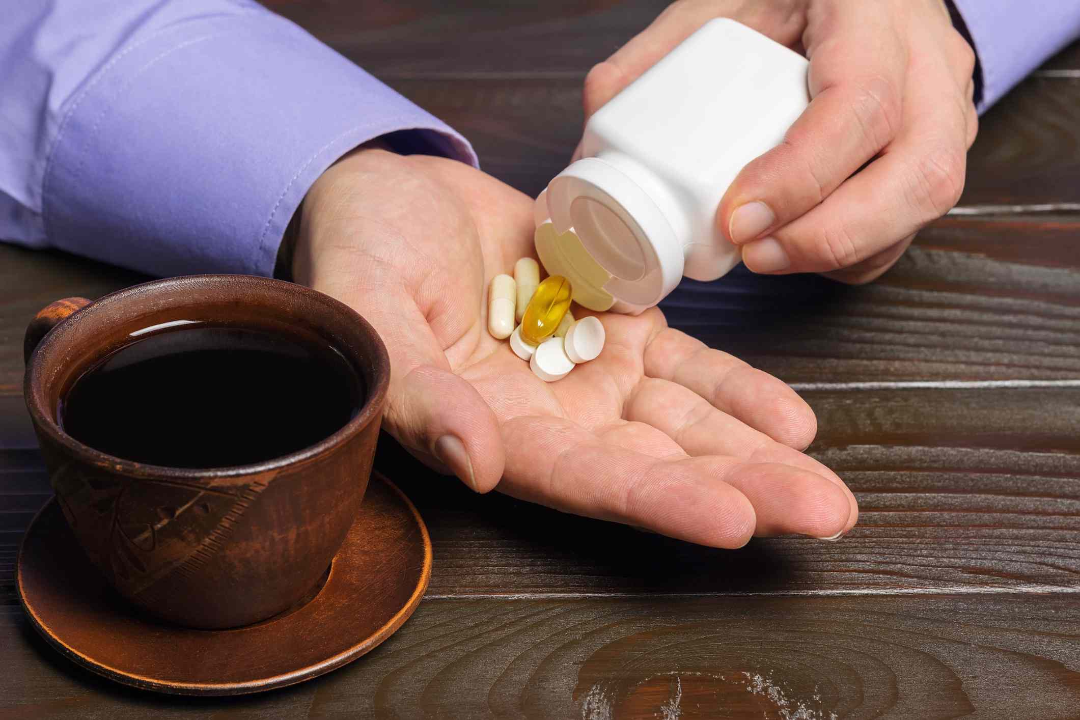 Ini Jeda Minum Obat dan Kopi yang Sering Disepelekan, Bisa Ganggu Efek Obat