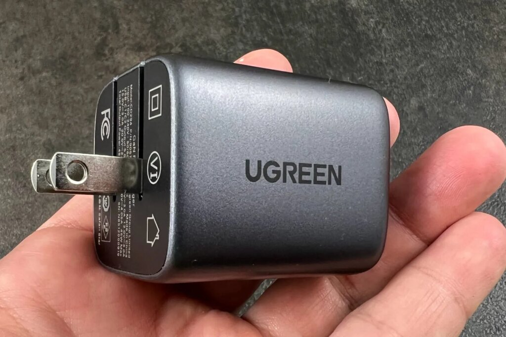 Charger Ugreen Ini Punya Layar Miring 45 Derajat, Detail Cas Kini Bisa Dipantau Sekilas