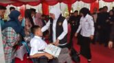 Khofifah Salurkan Bantuan Sosial di Kediri, Ribuan Penerima Menanti Bantuan Tepat Sasaran