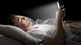 Susah Lepas dari HP Sebelum Tidur? Coba Aturan 1-2 Jam Ini agar Otak Tak Terus Terjaga