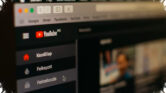 YouTube Mulai Menandai Video AI Otomatis, Kreator Perlu Khawatir atau Justru Aman?