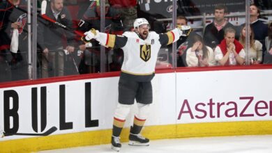 Golden Knights Menang di Game 1 yang Bizarre, Kesalahan Hurricanes dan Konsistensi Vegas Jadi Penentu