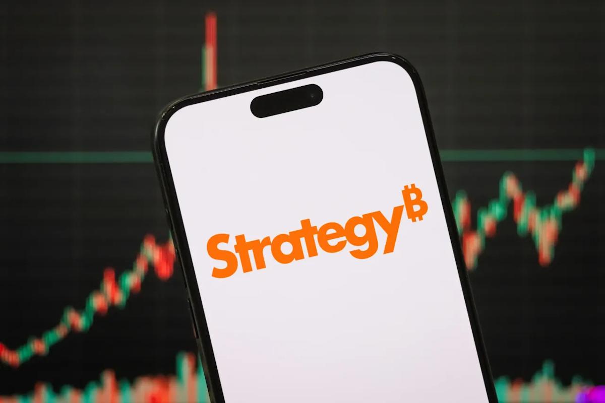 MSTR Terjun Saat Bitcoin Melemah, Sentimen Ritel Paling Bearish Sepanjang Tahun