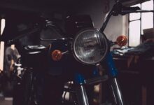 5 Kesalahan Saat Menyimpan Motor Lama Di Rumah Yang Diam-Diam Bikin Rusak