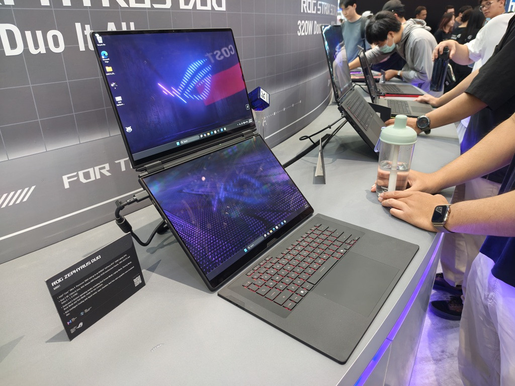 Asus ROG Zephyrus Duo Hadirkan Dua Layar OLED 3K, RTX 5090 dalam Satu Laptop Gaming