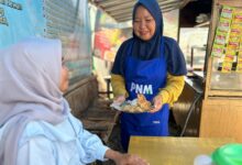 Dari Jualan Rumahan Jadi Andalan Transaksi, Kisah Perempuan Ini Didukung Holding Ultra Mikro