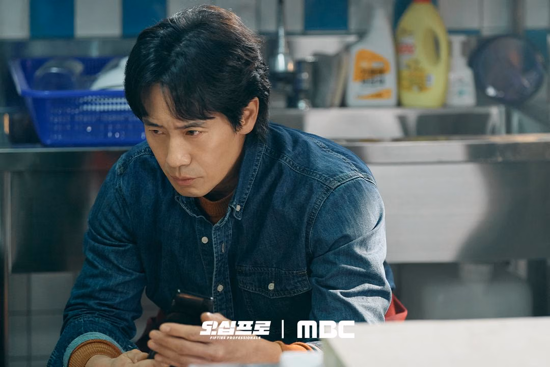 Mantan Agen Elit yang Terjebak Hidup Sederhana, 7 Beban Jung Ho Myung di Fifties Professionals