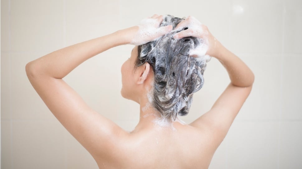 5 Kesalahan Keramas Yang Diam-Diam Bikin Rambut Cepat Lepek, Nomor 5 Sering Dilakukan