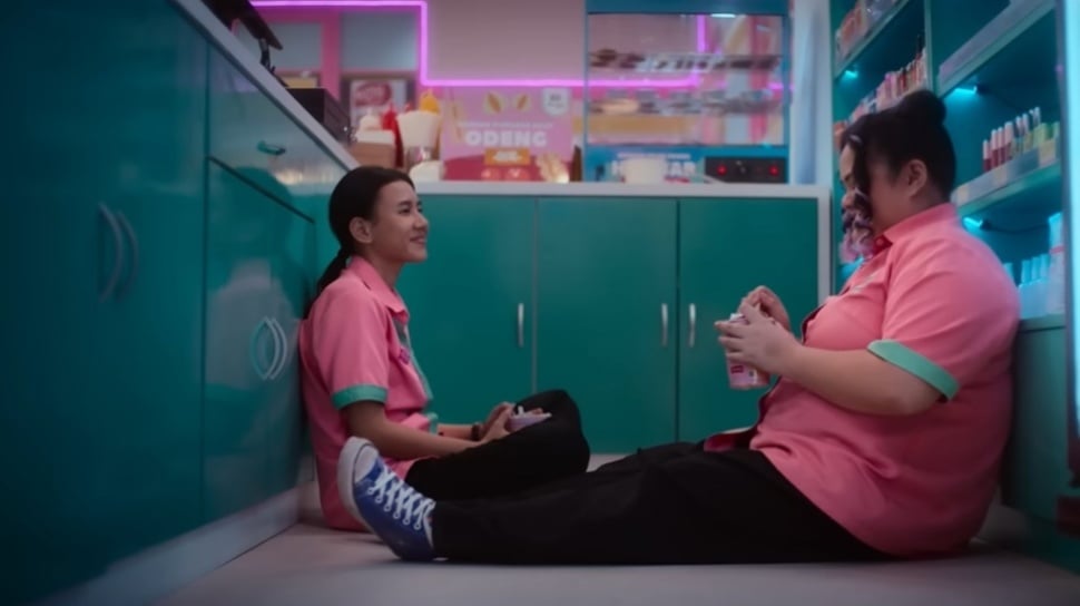 Shenina Cinnamon Dan Sahabatnya Berebut Temui Idola K-Pop, Drama Minimarket Netflix Yang Menguji Persahabatan