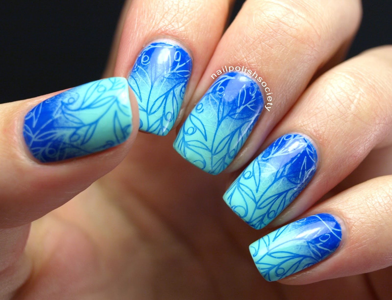 7 Ide Nail Art Lagoon Blue yang Bikin Kuku Terlihat Lebih Berkarakter, dari Soft hingga Bold