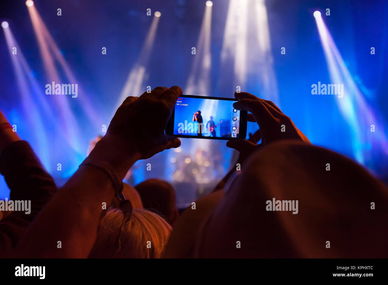 Saat Venue Gelap dan Layar Makin Terang, Fitur Samsung Ini Bikin Saya Tenang Saat Konser
