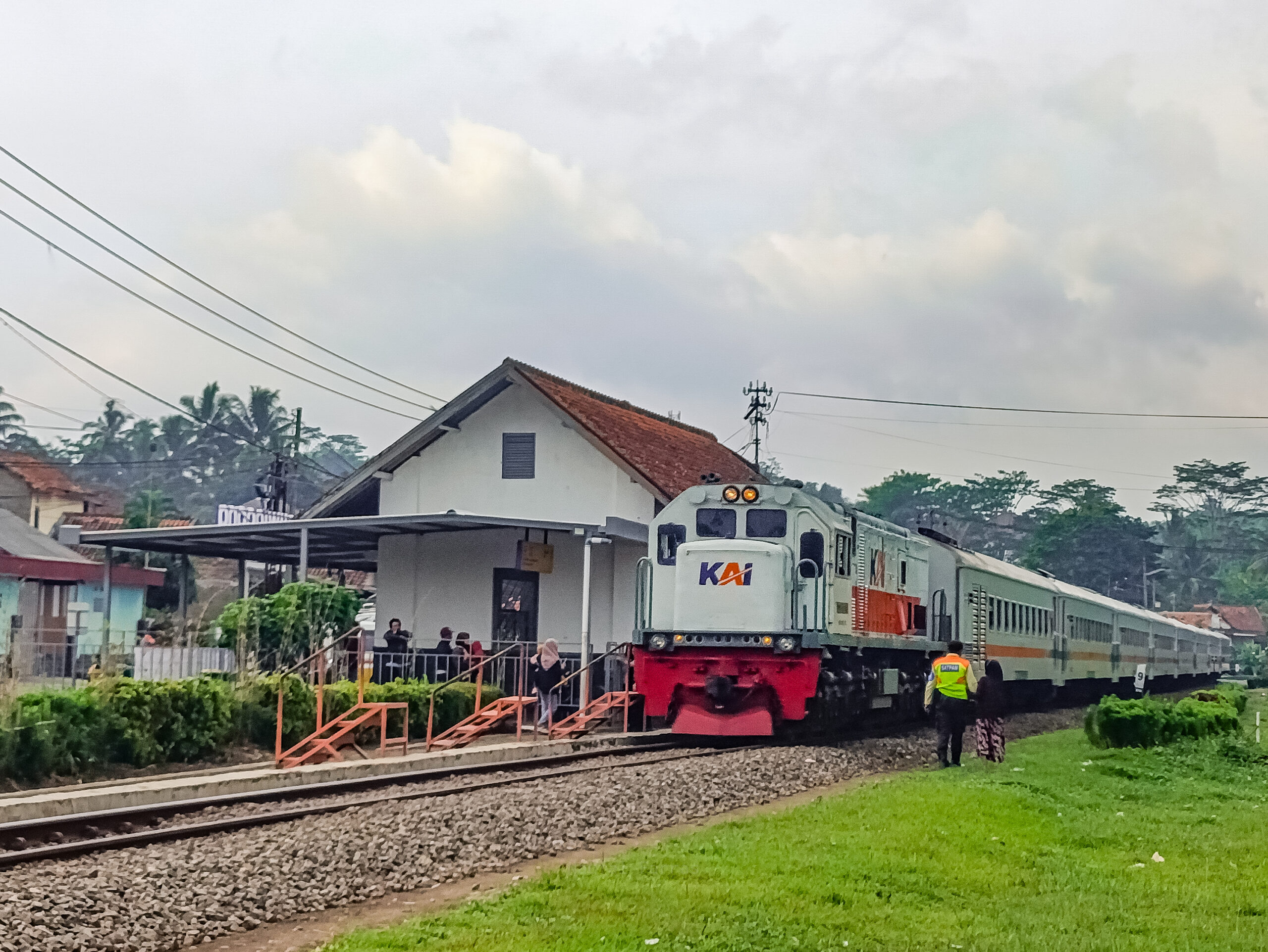 Mau Ke Garut Naik Kereta Lokal, 4 Tips Ini Bikin Perjalanan Murah Tak Kaget Lagi
