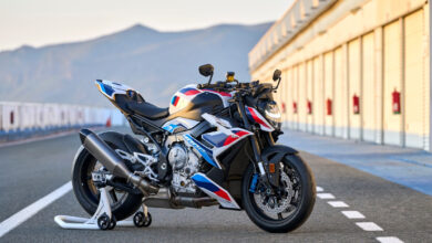 Ducati Lebih Brutal, BMW Lebih Murah, Duel Hypernaked Ini Tak Sesederhana Tenaga
