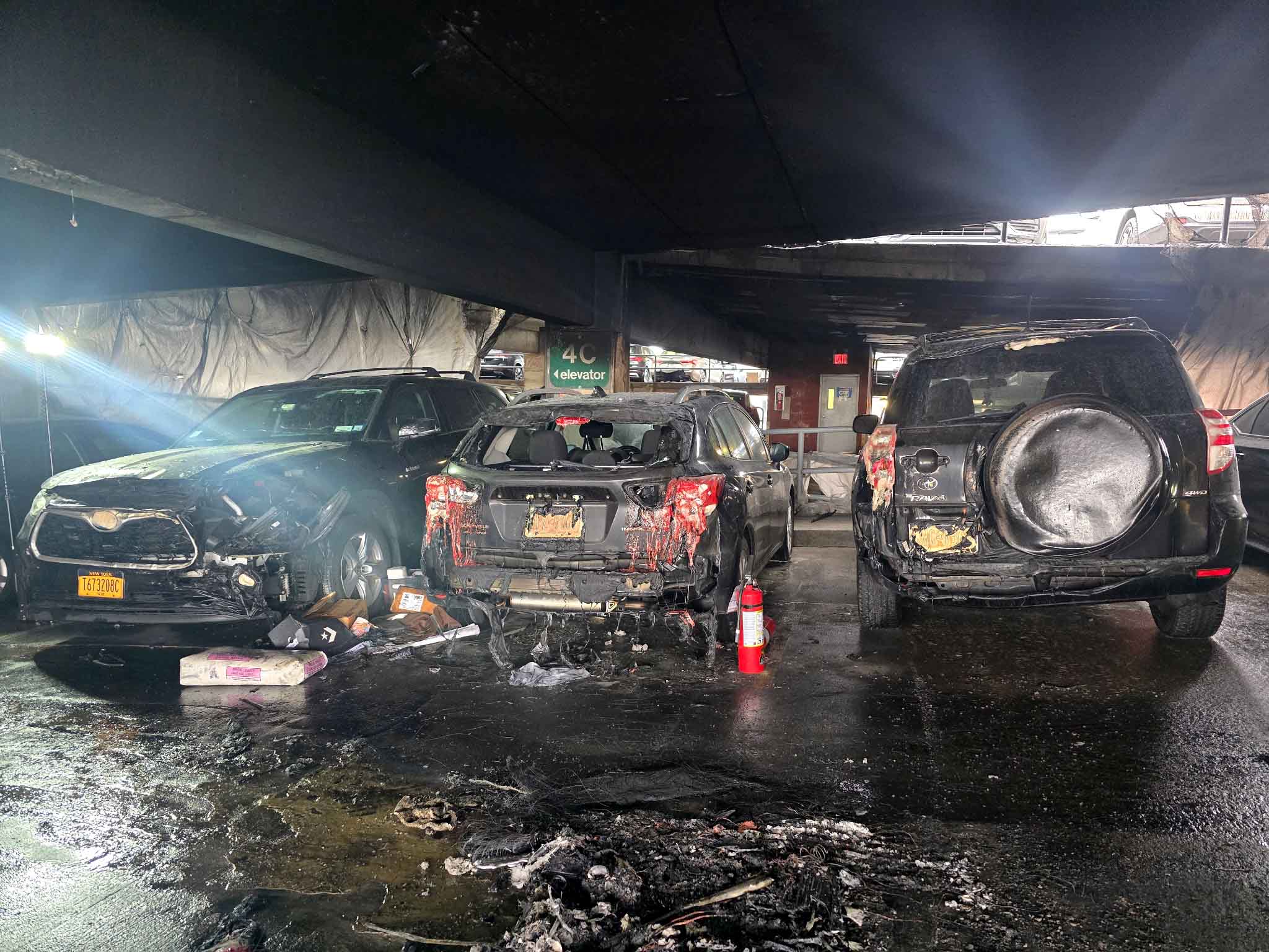 Niat Bersihkan Bulu Pohon Pakai Api, 20 Mobil Baru Hangus Terbakar di Parkiran