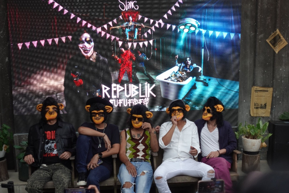 Slank Gelar Aksi Teatrikal Saat Rilis Republik Fufufafa, Kritik Sosial Dibawa ke Panggung