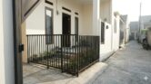 7 Inspirasi Pagar Rumah di Gang Sempit, Tetap Aman Tanpa Membuat Fasad Terasa Sesak 7 Inspirasi Pagar Rumah di Gang Sempit, Tetap Aman Tanpa Membuat Fasad Terasa Sesak