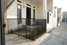 7 Inspirasi Pagar Rumah di Gang Sempit, Tetap Aman Tanpa Membuat Fasad Terasa Sesak