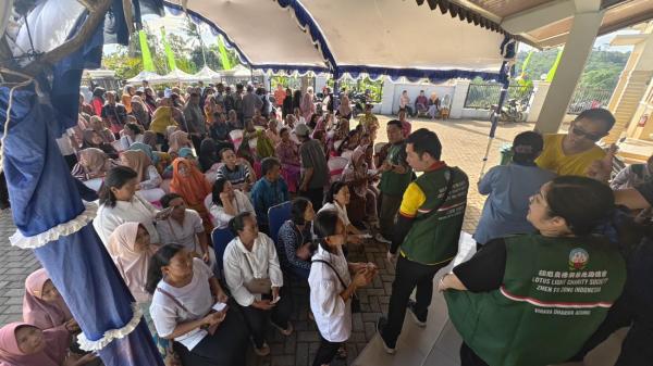 Waisak Menyapa Warga Jawa Tengah, Pengobatan Gratis dan Sembako Mengalir di Sejumlah Vihara
