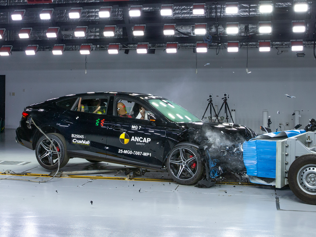 Moncongnya Remuk di Crash Test, MG 7 Tetap Raih 5 Bintang ANCAP