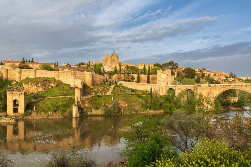 6 Prompt Gemini AI Terbaik Bikin Foto Liburan Di Toledo Terlihat Nyata Seperti Kamera Pro