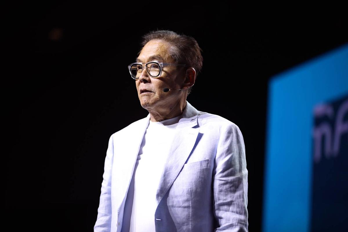 Robert Kiyosaki Kirim Pesan Tajam ke “Cockroaches”, Sindir Sistem Yang Gagal Pada Generasi Muda