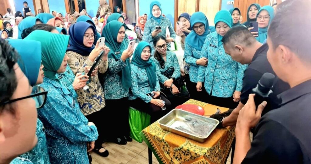 PKK Jawa Tengah Belajar Goreng Lele Agar Lurus dan Tanpa Duri, Teknik Sederhana yang Mengubah Cara Olah Ikan