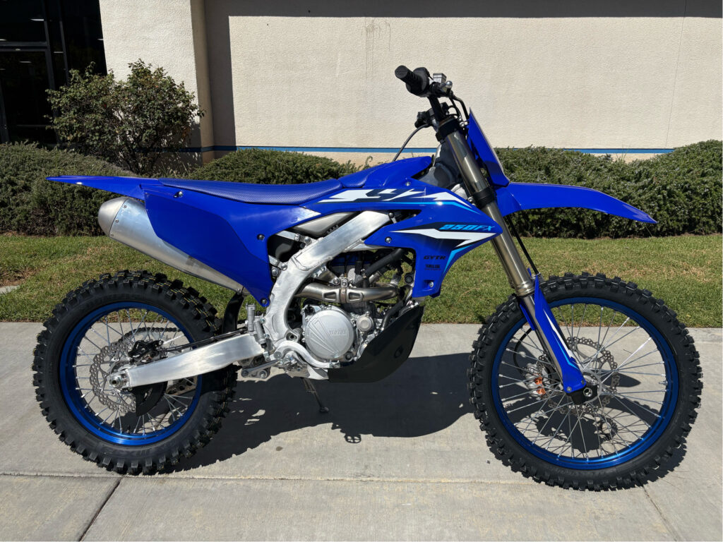 Yamaha YZ250FX 2026, Motor Enduro yang Terasa Ganas di Tanjakan Tapi Tetap Jinak Dikendalikan