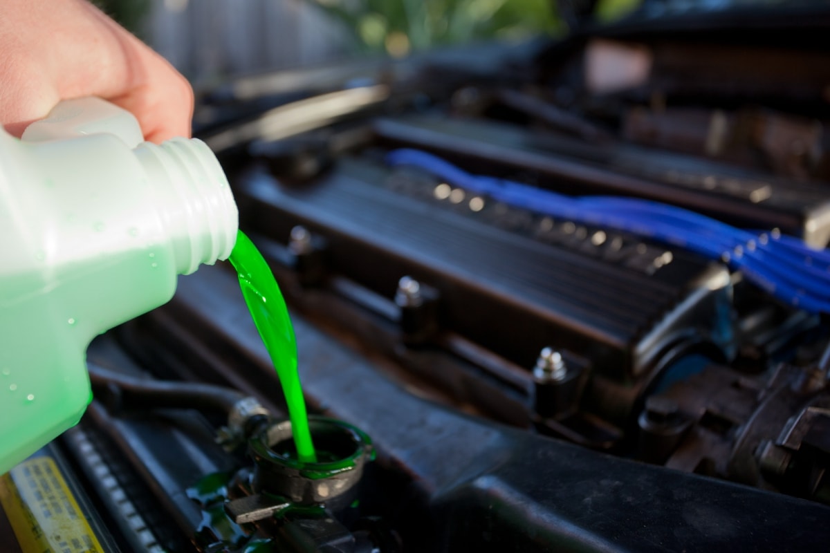 Jangan Cuma Tambah Coolant, 4 Tanda Radiator Mobil Sudah Harus Dikuras Total