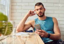 Smartphone Diduga Ikut Turunkan Angka Kelahiran, Studi Ini Ungkap Alasannya