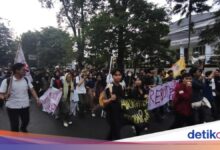 Usai Sampaikan Tuntutan di DPRD Jabar, Mahasiswa Akhiri Aksi dengan Tertib