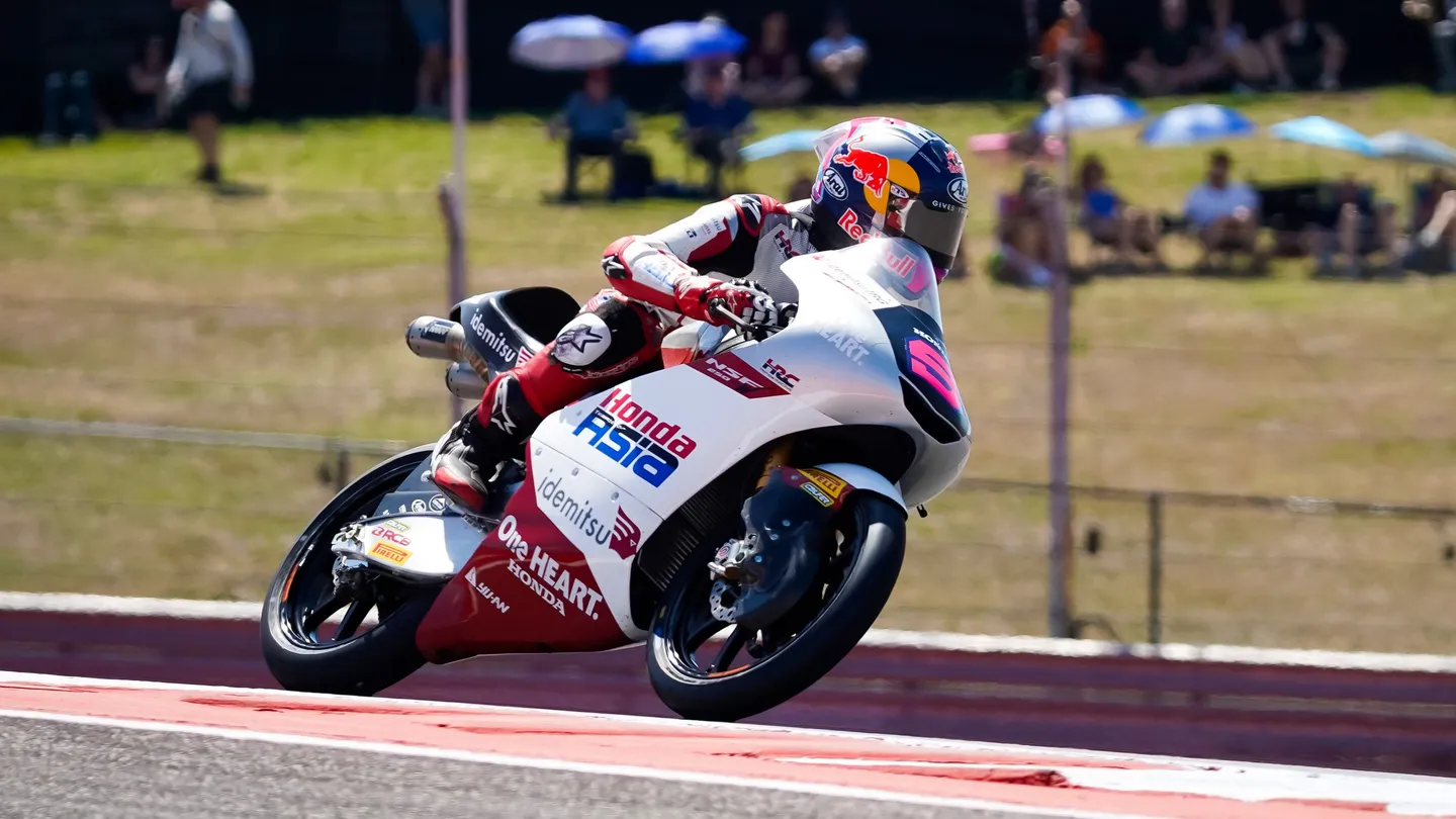 Dikepung Pebalap Spanyol, Veda Malah Finis di Depan dan Jaga Asa Podium Moto3