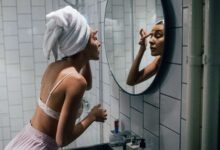 5 Kebiasaan Malam Perempuan Yang Diam-Diam Bikin Tampak Lebih Muda