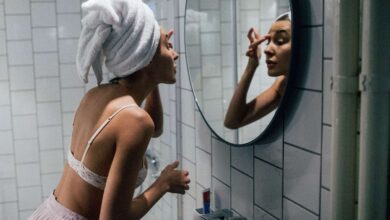 5 Kebiasaan Malam Perempuan Yang Diam-Diam Bikin Tampak Lebih Muda