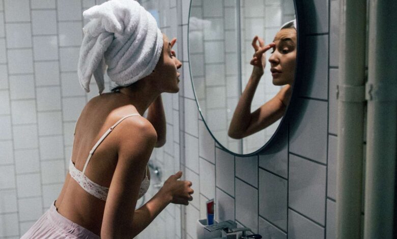 5 Kebiasaan Malam Perempuan Yang Diam-Diam Bikin Tampak Lebih Muda